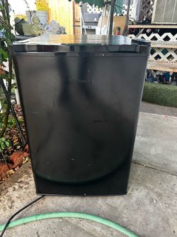 Mini fridge.        Hisense