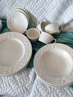 Mikasa English Countryside White (DP900) 16-Piece Dinnerware Set - Service for 4