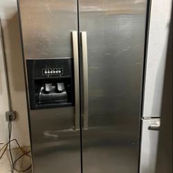 FRIGIDAIRE SIDE-BY-SIDE REFRIGERATOR
