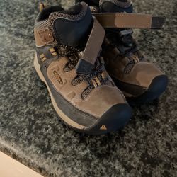Keen Targhee mid hiking boot for boys