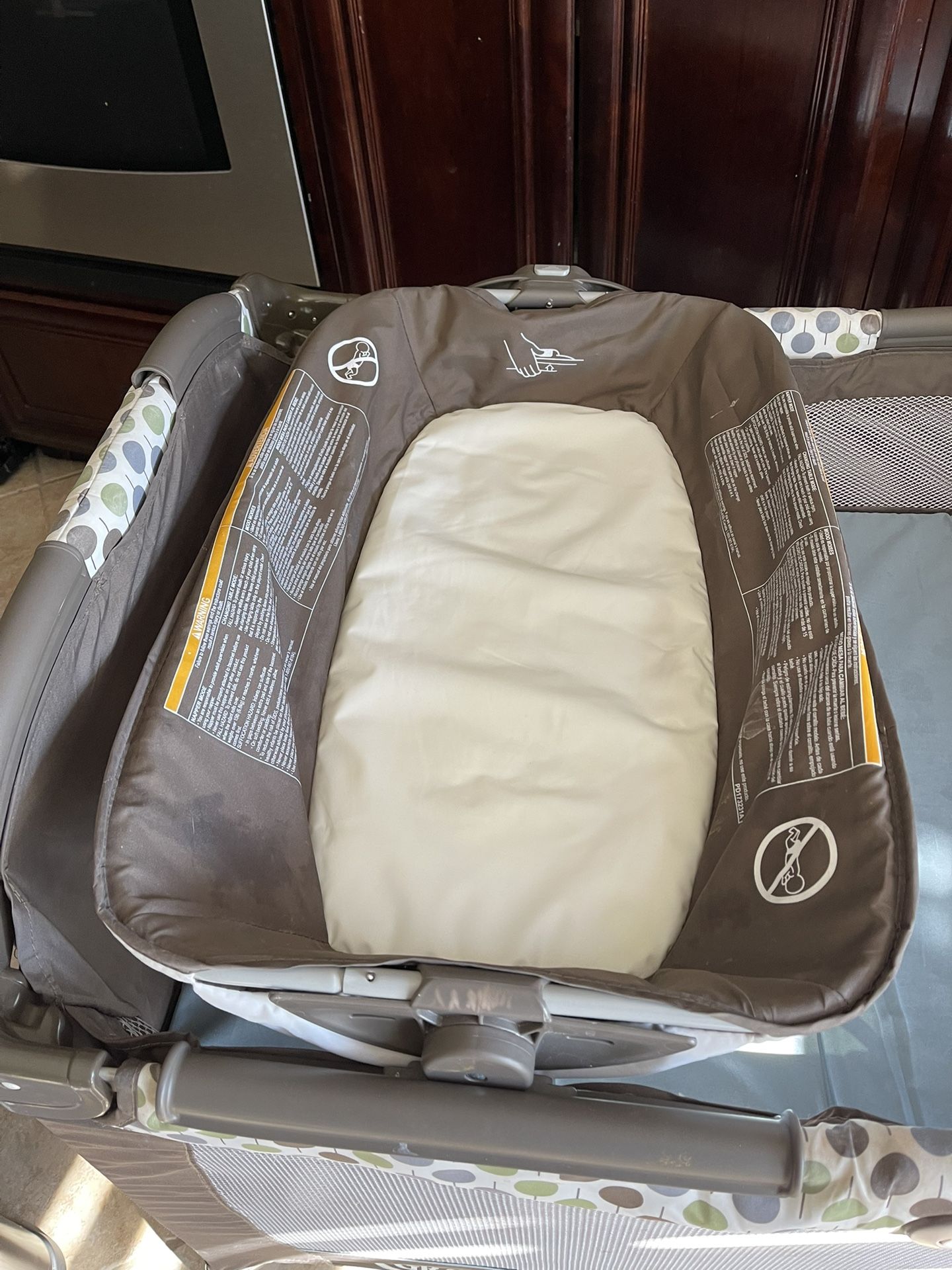 Play yard - Graco pack n play / play yard / play pen / change table / crib Includes bassinet and changing table Easy compact and store Has mobile and