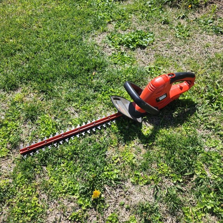 Black & Decker HT22 Hedge Electric Trimmer 22 Inch
Trim Dual Action Steel Blades