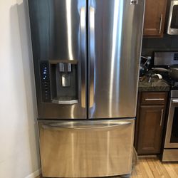 LG Stainless Steel IceSmart 28-cu ft French Door Refrigerator with Dual Ice Maker and Water Dispenser ENERGY EFFICIENT