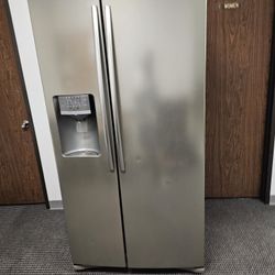 Refrigerator Side-by-side With Water Dispenser and Filter