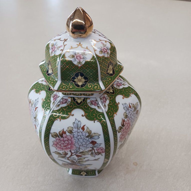 ABSOLUTELY BEAUTIFUL VINTAGE ASIAN  GINGER JAR OR VASE  PERFECT CONDITION BEAUTIFUL 