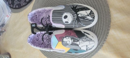 BRAND NEW NIGHTMARE BEFORE CHRISTMAS WOMANS SLIP ON TENNIS SHOES  SIZE 8