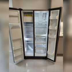 GE Side-by-Side Refrigerator, Water Dispenser - Like New – Modesto, CA