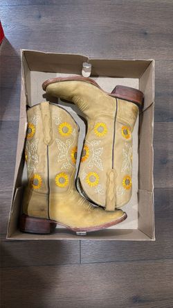 Wide square toe