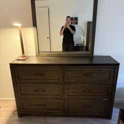 Dresser And Mirror (Camino)