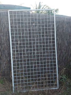 Metal mesh support panel