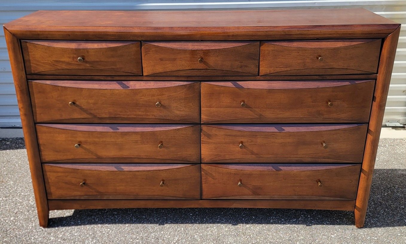 (FREE DELIVERY) Rooms To Go 6 Drawer Dresser 