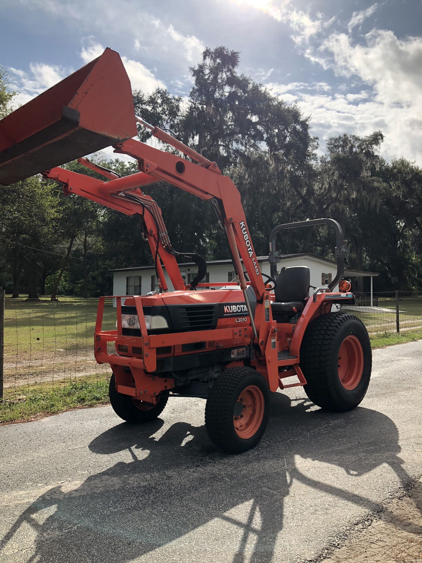 Kubota L3010 hydrostatic 4x4 Tractor