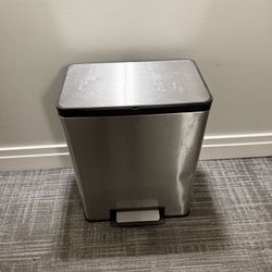 Rubbermaid 12 Gallon Silver Metal Indoor Kitchen Step Trash Can