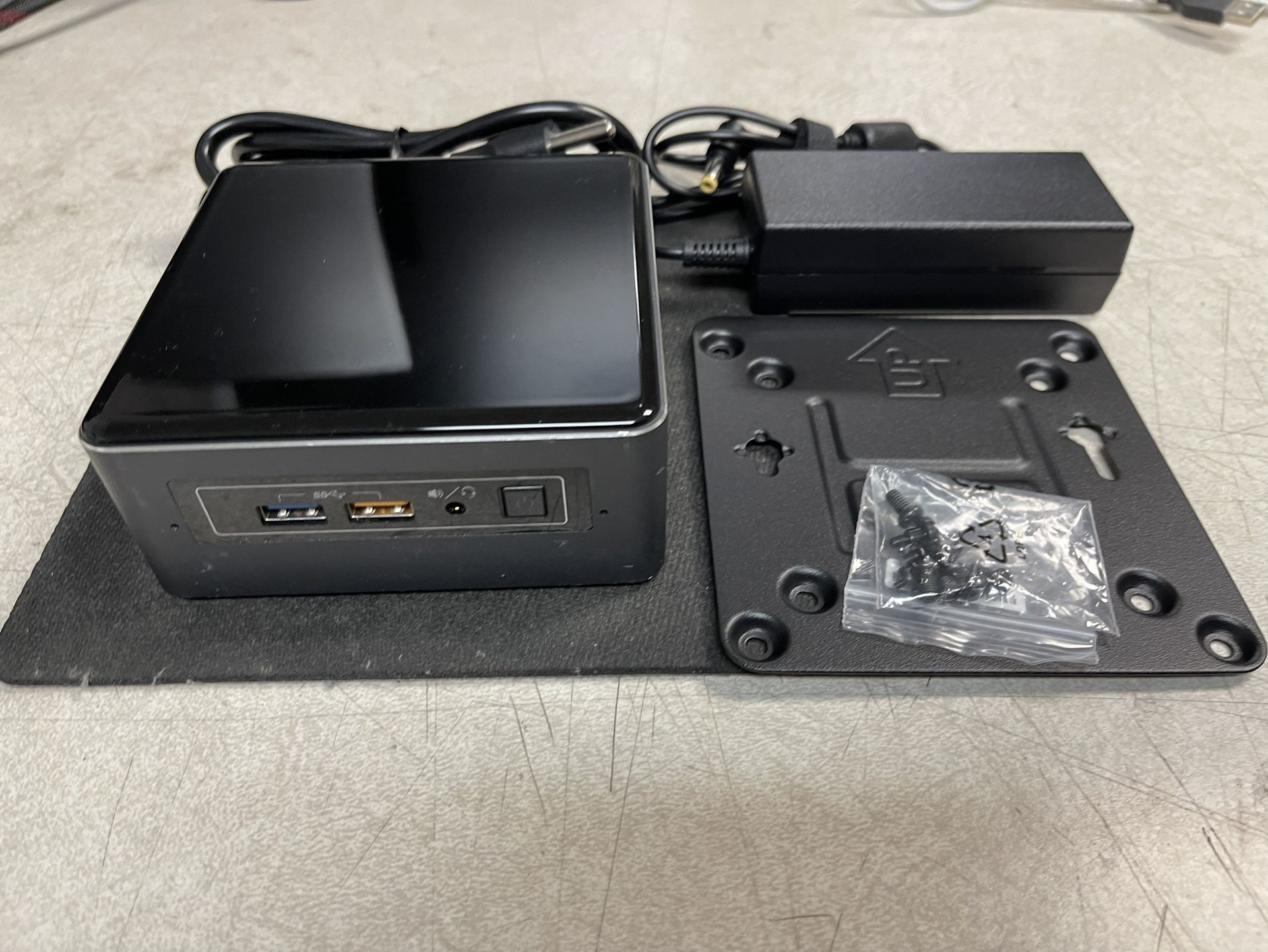 Intel Nuc7i7BNH 16gb RAM 512gb SSD Windows 11
