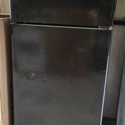 New Hotpoint - 17.5 Cu. Ft. Top-Freezer Refrigerator with LED Interior Lighting - Black