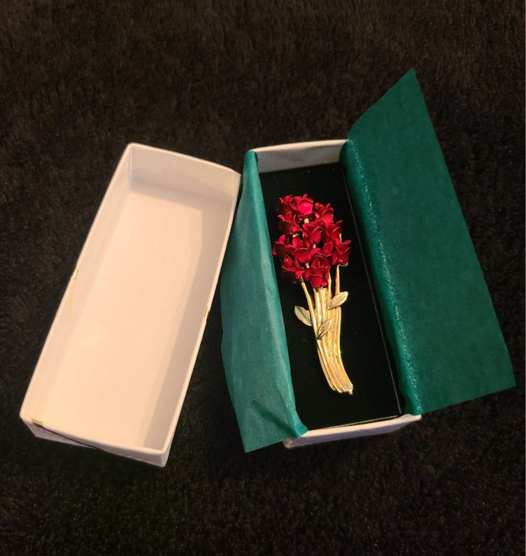 New Vintage Avon DM97 Signed Gold-Tone Dozen Red Roses Brooch Pin Lapel, BEAUTIFUL!( 2 Available, $3ea)