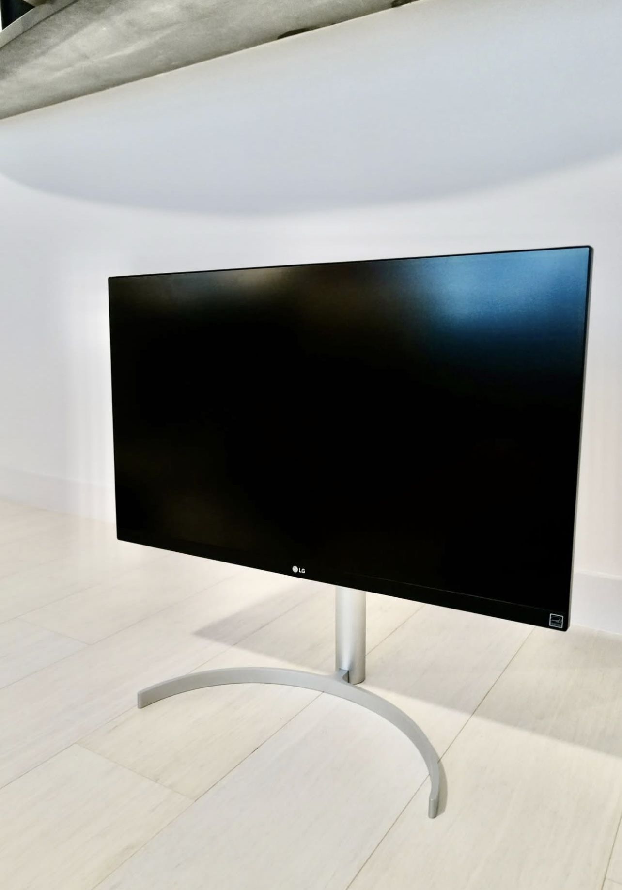 LG - 27" UHD 4K Computer Monitor 27BL85U-W