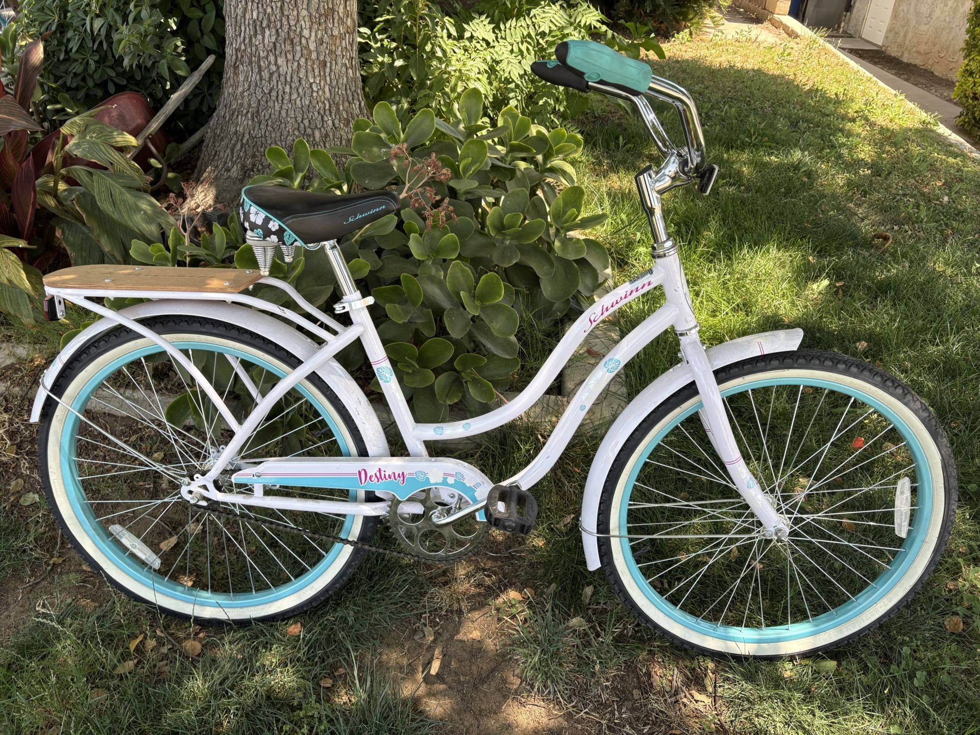 24’ Schwinn Beach Cruiser Bike Like New