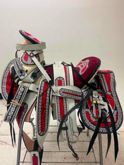 Montura charra bordada con cantinas desmontables