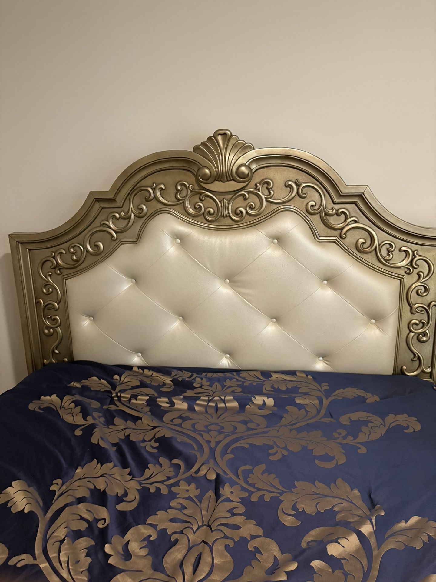 King size bed Must Go
