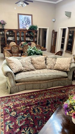 Traditional Rolled Arm Sofa with Throw Pillows