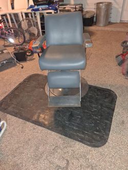 Barbershop chair with the pad
