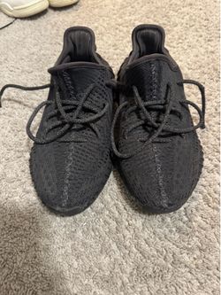 Black Adidas Yeezy boost 350 v2 size 6.5