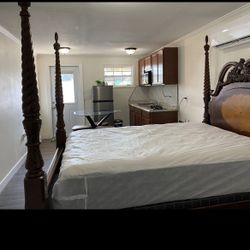 Real Wood 👍Queen Bed  does not include the mattress.👍👍👍👌👌👌🥰  smoke-free we do not smoke 👌