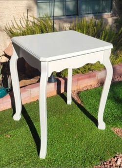 Vintage White Table End Table Or Side Table (FREE Delivery Available) 🛻🔥