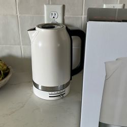 KitchenAid ® Electric Kettle in Porcelain White