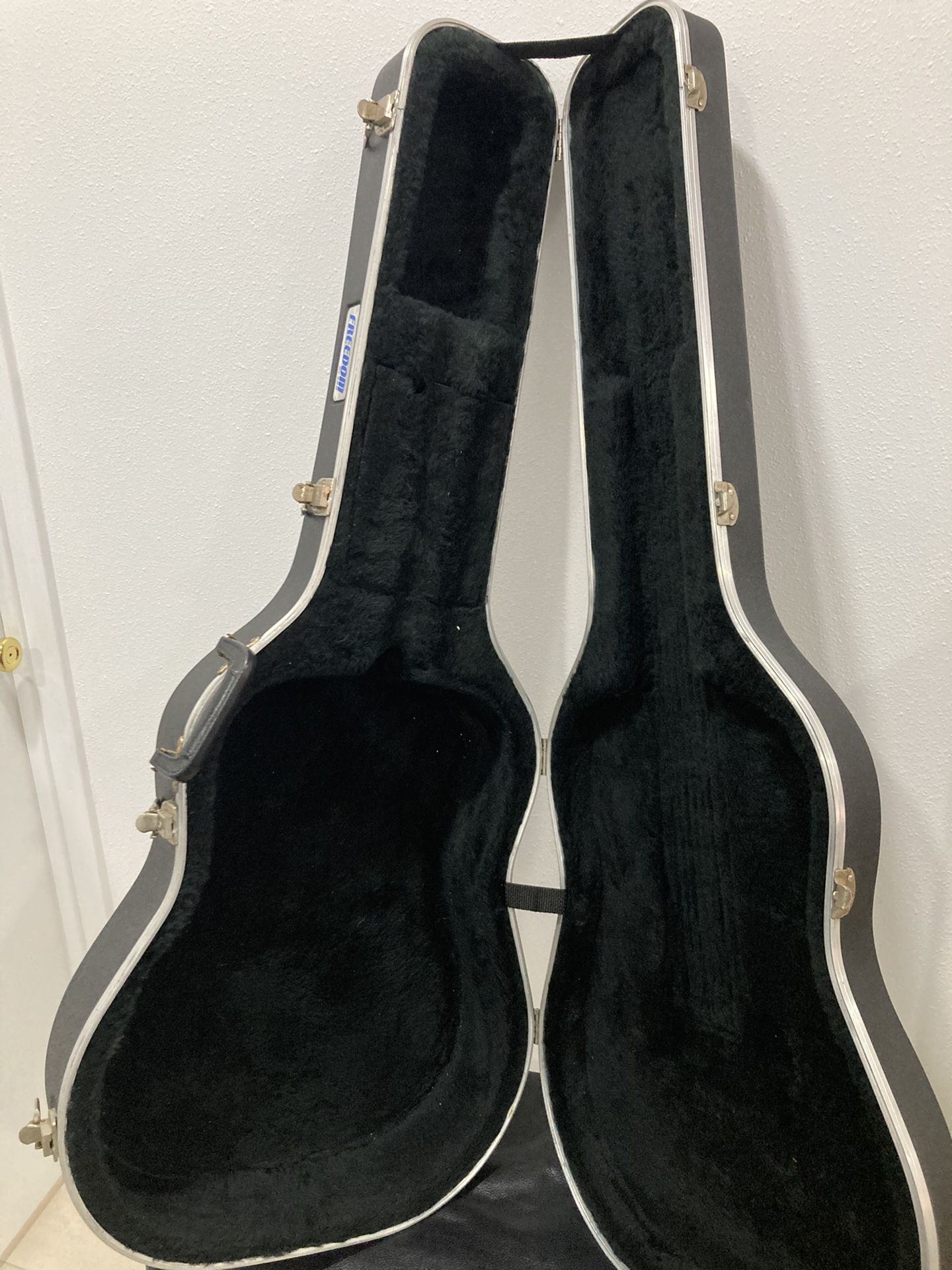 Guitar Hard Case  Excellent Condition $40