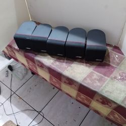 5 BOSE CUBE SPEAKERS And BIG SUBWOOFER AND WIRES