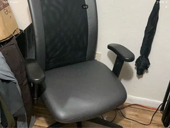Comfy pleather office chair
