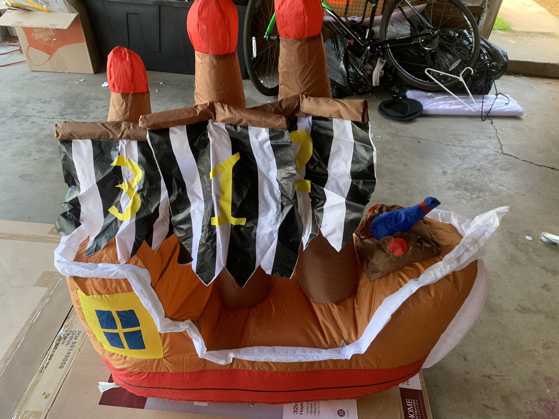 Inflatable and mobile pirate ship