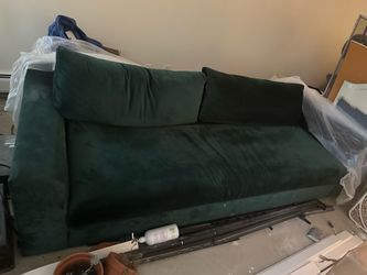 Sabai Elevate 96in Moss Velvet Couch (2024)