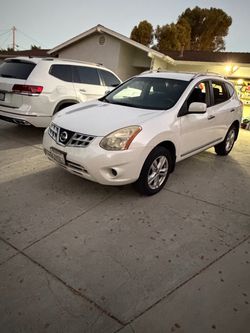 Nissan Rogue White SUV