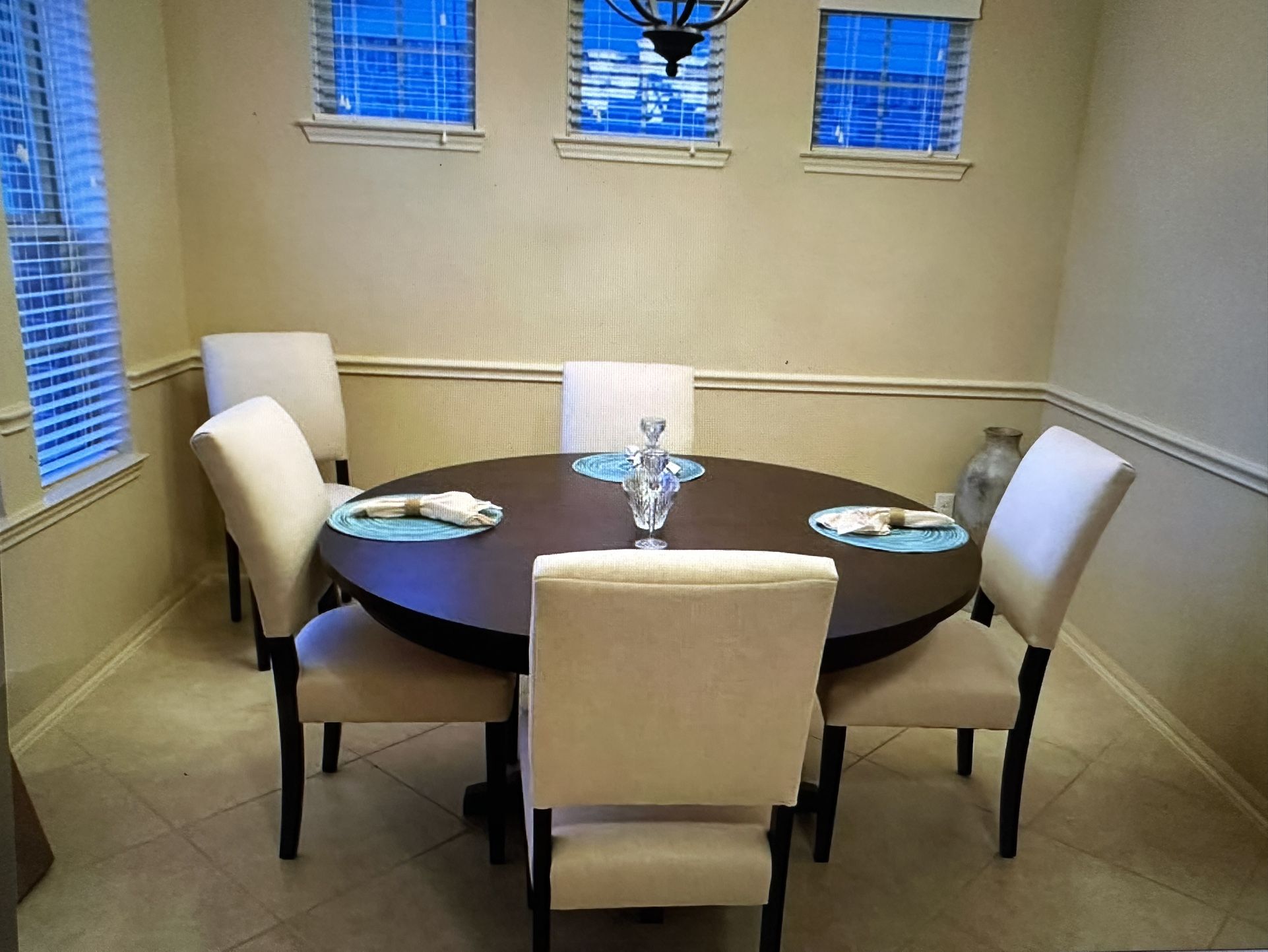 Bassett Dining Table & Chairs