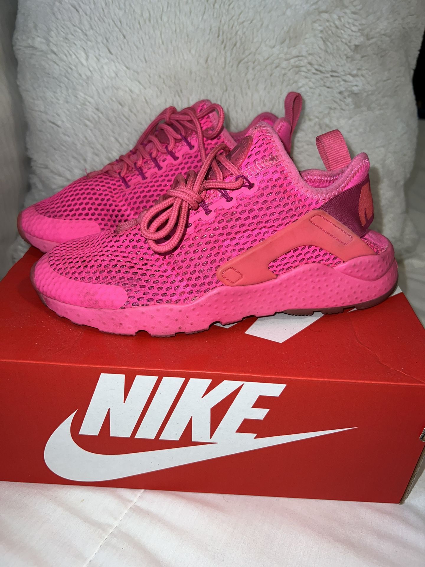 NIKE Pink HURACHE Shoes 5.5 Youth Sneakers