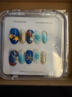 Small press on nails