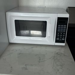 700 Watt Countertop Microwave 