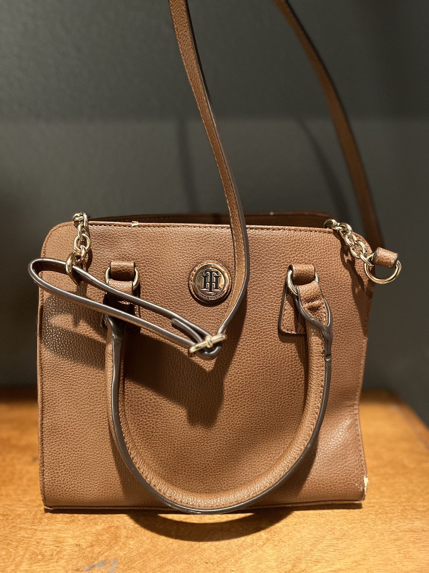 Tommy Hilfiger Cross Body Hand Bag Brown Leather Tote Purse TH Gold Plated Logo Do