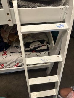Twin bunk bed
