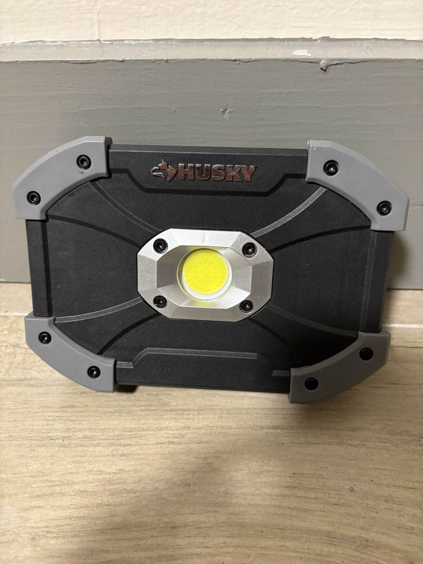 Husky 700 Lumen Utility Light