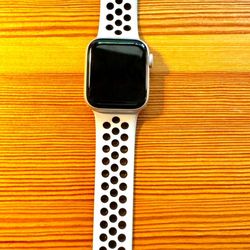 Apple Watch SE Nike 1st gen ( perfect condition )