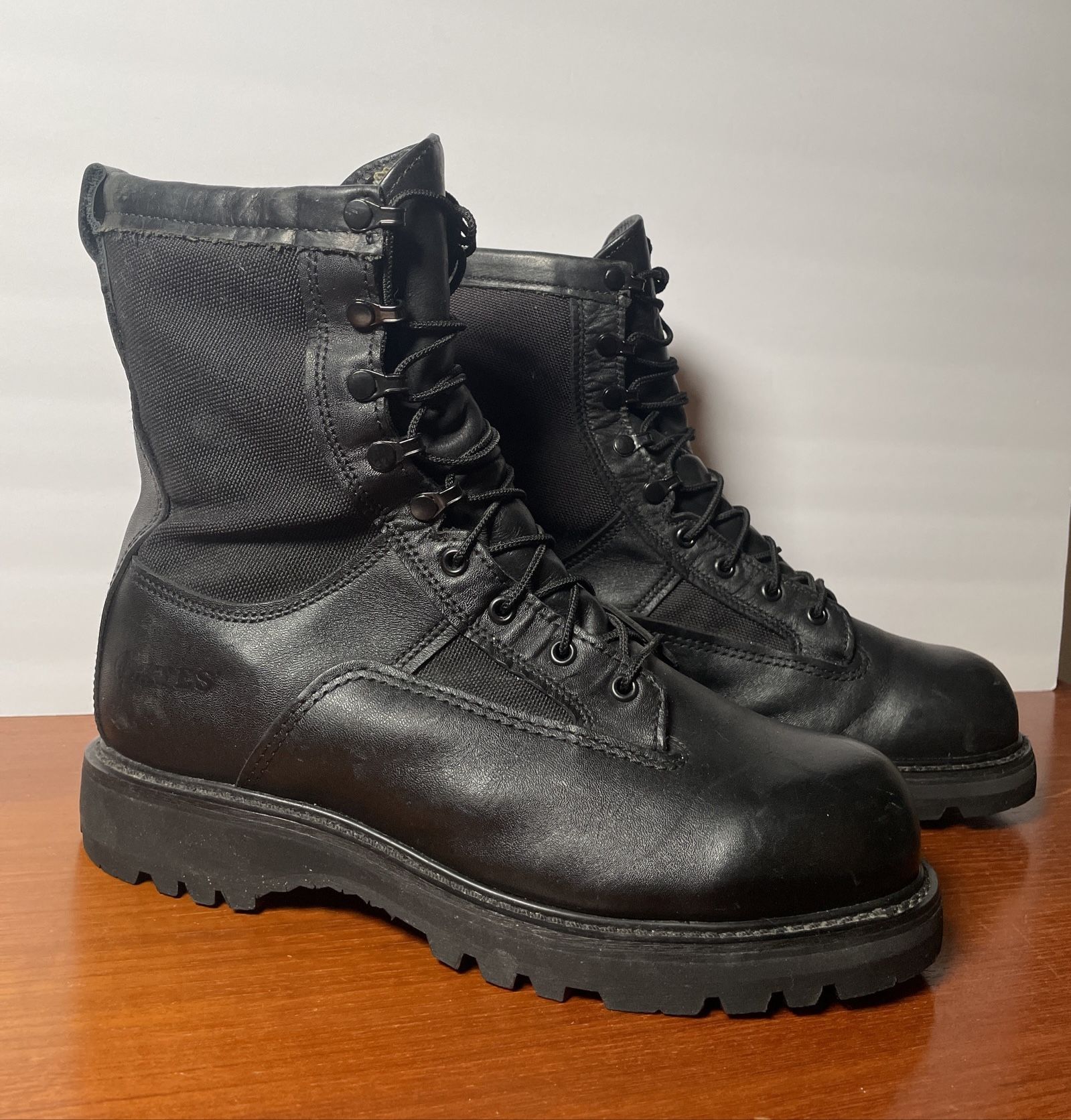 Bates combat military boots in excellent condition. Please note these boots run a half to one size too big so even though it says size 9 1/2, they are