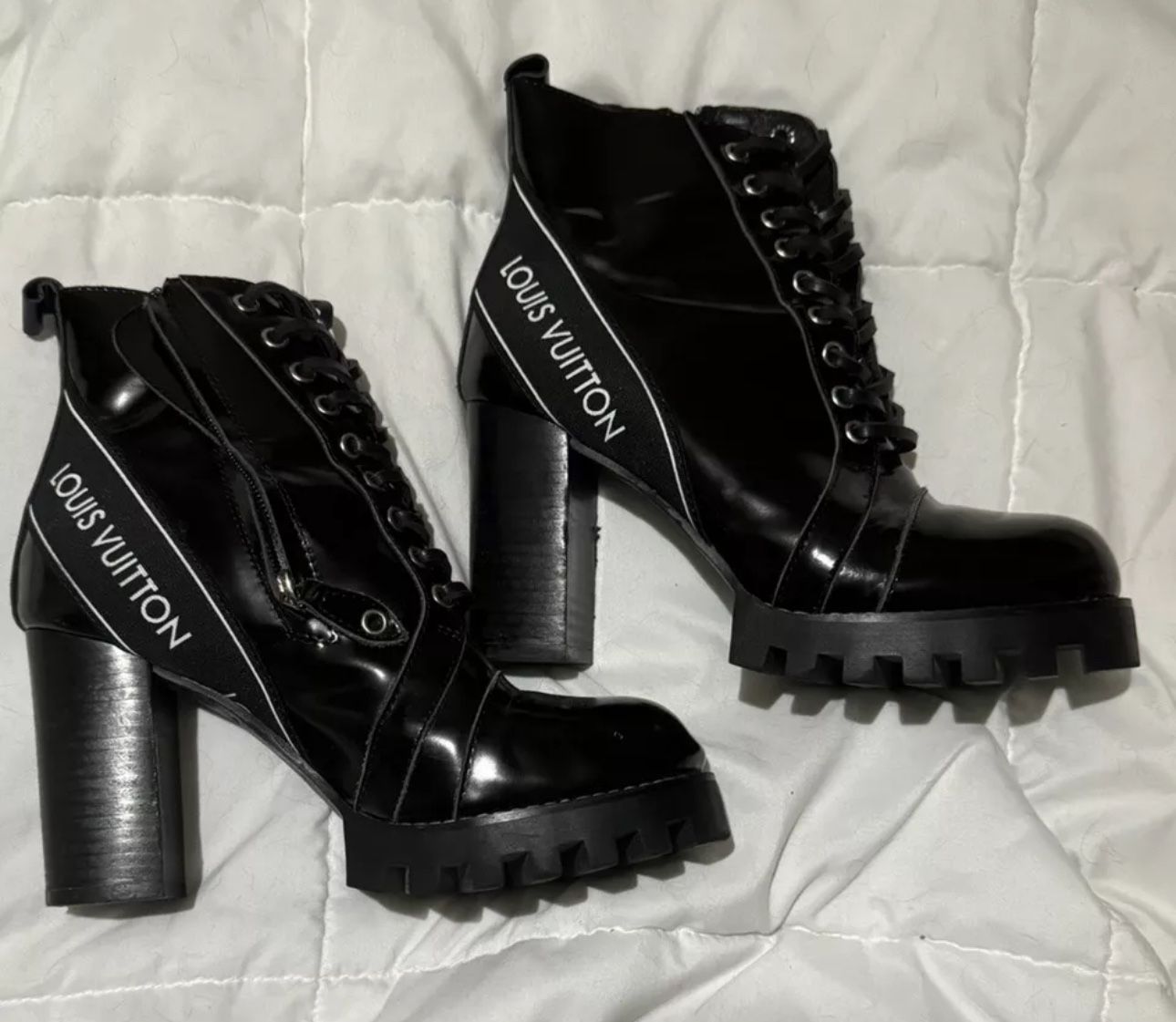 LOUIS VUITTON STAR TRAIL LINE LOGO LACE UP BLACK LEATHER BOOTS W/BAG