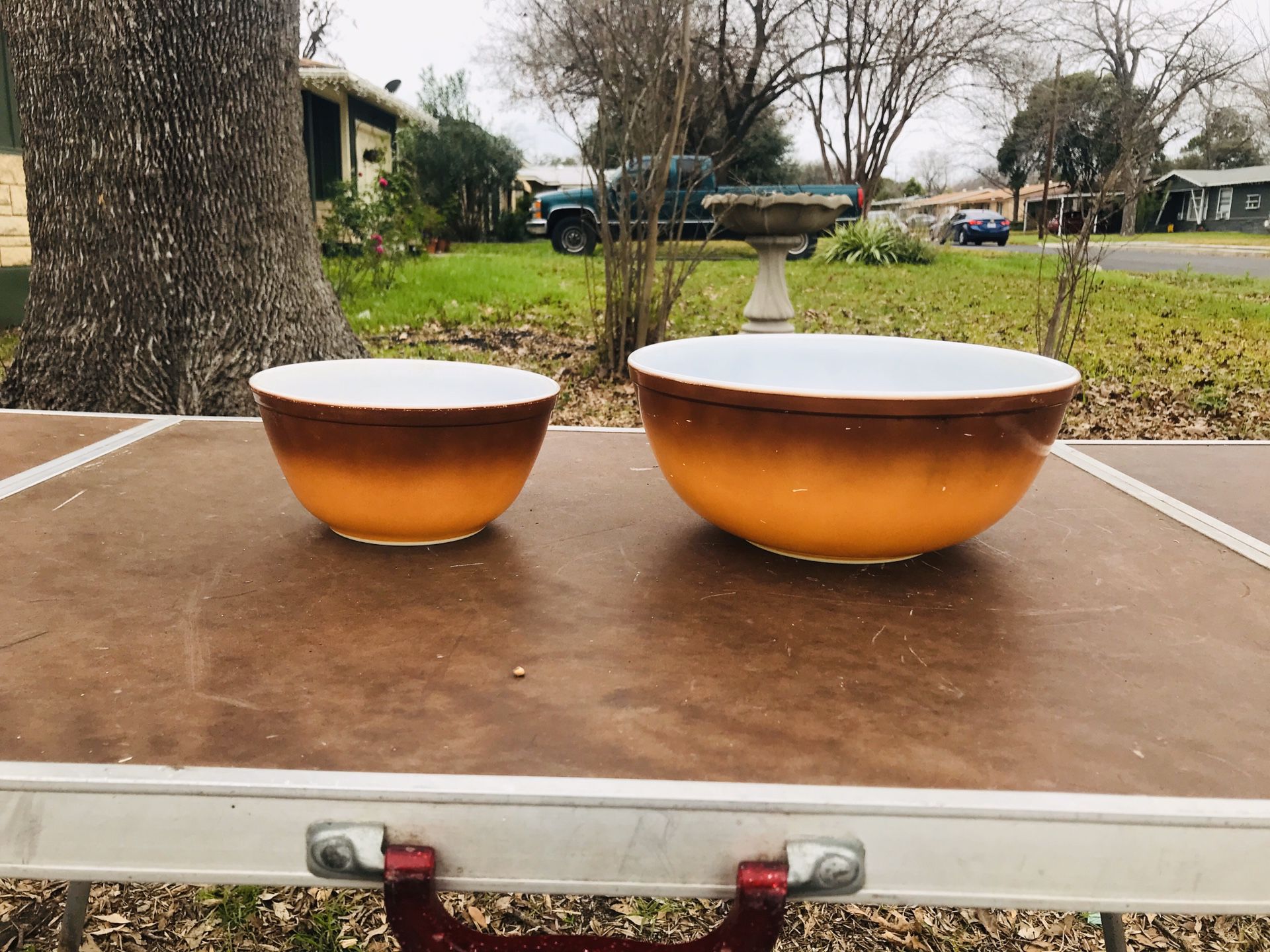 Two 70s Pyrex mixing bowls