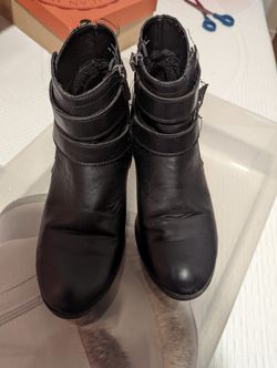Boots Sz 8. CASH ONLY
