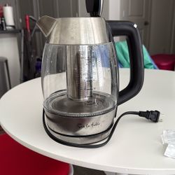 Sur la table Digital Kettle with infuser