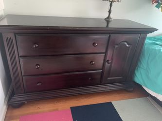 Munire Dresser